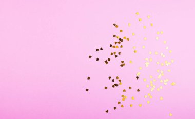 Pastel pembe arka planda küçük parlak konfeti kalpleri. Geçmiş Sevgililer Günü, Kadın Tatili, Anneler Günü