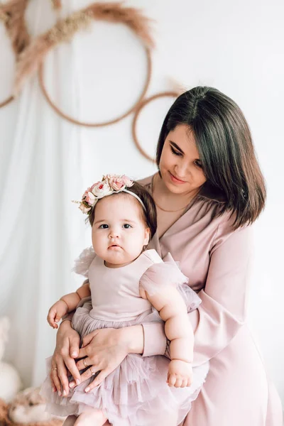 Eine Junge Mutter Einem Wunderschönen Kleid Hält Ihre Kleine Tochter — Stockfoto