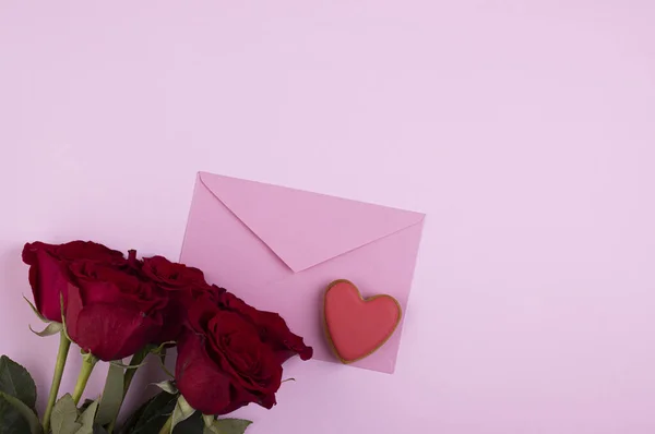 Rosas Vermelhas Com Delicado Envelope Rosa Coração Gengibre Fundo Rosa — Fotografia de Stock