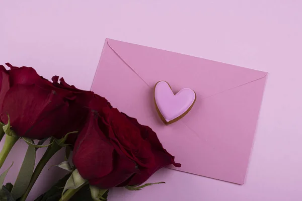 Red Roses Delicate Pink Envelope Gingerbread Heart Pastel Pink Background — Stock Photo, Image