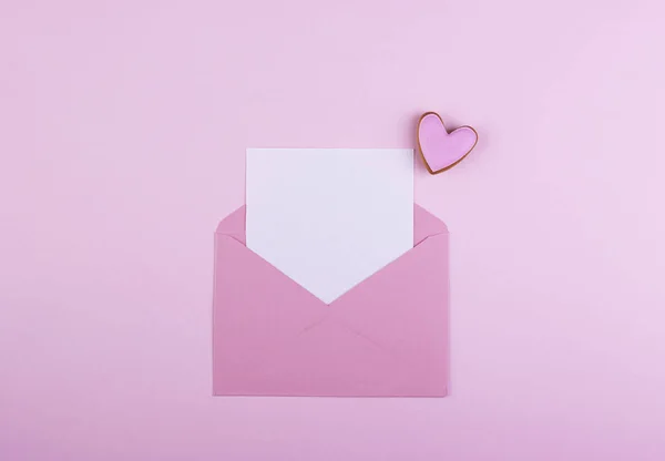 Pembe Arka Planda Sevgililer Günü Için Kırmızı Kalpli Bir Zarf — Stok fotoğraf