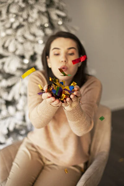 Vacker Flicka Blåser Julkonfetti Händerna Bakgrunden Julgran Begreppet Glädje Och — Stockfoto