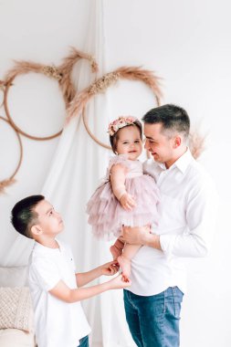 Mutlu bir baba ve güzel bir geçmişi olan küçük bir oğlu ve kızı var. Güçlü aile kavramı, çocuk sevgisi. Babalar günü, aile günü, çocuklar günü.