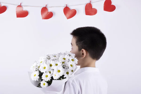 Menino Com Buquê Flores Brancas Fundo Branco Corações Vermelhos Fundo — Fotografia de Stock