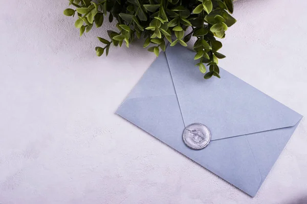 Blauwe Handgemaakte Papieren Envelop Met Liefdeszegel Groene Plant Achtergrond Liefdesbriefje — Stockfoto