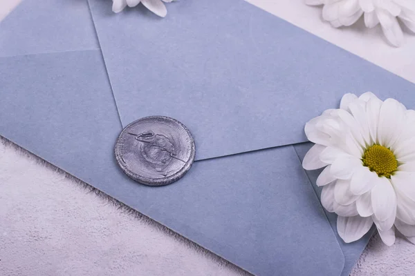 Aşk Balmumu Mühürlü Mavi Yapımı Kağıt Zarf Arka Planda Beyaz — Stok fotoğraf