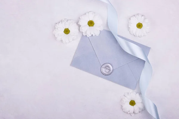 Grey Paper Envelope Wax Seal Scattered White Flowers Background Background — Stock Photo, Image