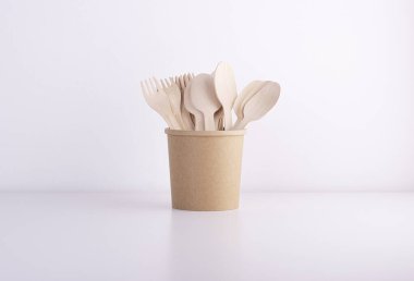 Bambu ahşap masa takımı beyaz arka planda izole edilmiş. sıfır atık, geri dönüşüm