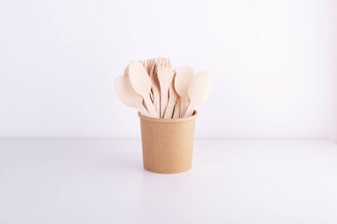 Bambu ahşap masa takımı beyaz arka planda izole edilmiş. sıfır atık, geri dönüşüm