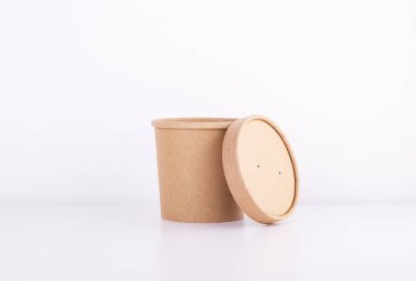 Beyaz izole bir arka planda, çevre dostu malzemeden yapılmış tabaklar. Sıfır atık, geri dönüşüm. Gezegenin saflığı