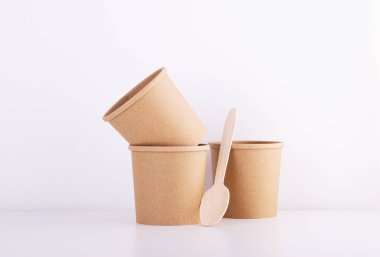 Sıfır atık, çevre dostu, tek kullanımlık, karton, kağıt sofra takımı. Dünya gezegeninin saflığı kavramı.