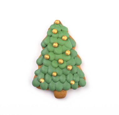 Yeşil zencefilli Noel ağacı ve beyaz izole arka planda Altın Noel süslemeleri. Noel ve yeni yıl konsepti