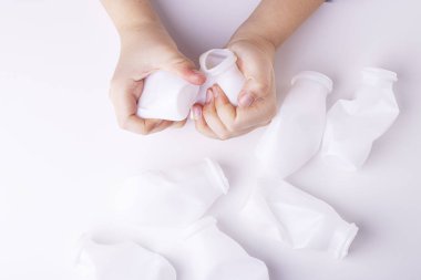 Elinde beyaz plastik şişeler vardı. Çevresel konsept. Plastik kullanmayı reddetme