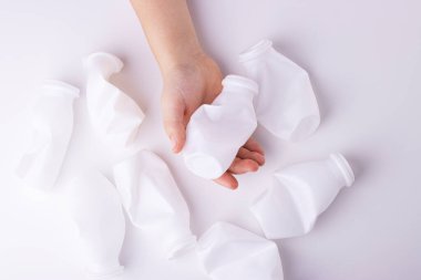 Elinde beyaz plastik şişeler vardı. Çevresel konsept. Plastik kullanmayı reddetme