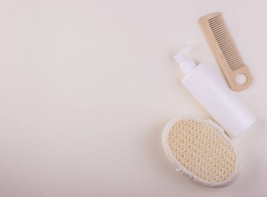 Sıfır atık banyo aksesuarı, doğal sisal fırça, ahşap tarak ve şampuan. Gezegenin saflığı kavramı