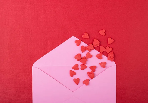 Enveloppe Rose Vide Ouverte Avec Petits Cœurs Rouges Sur Fond — Photo