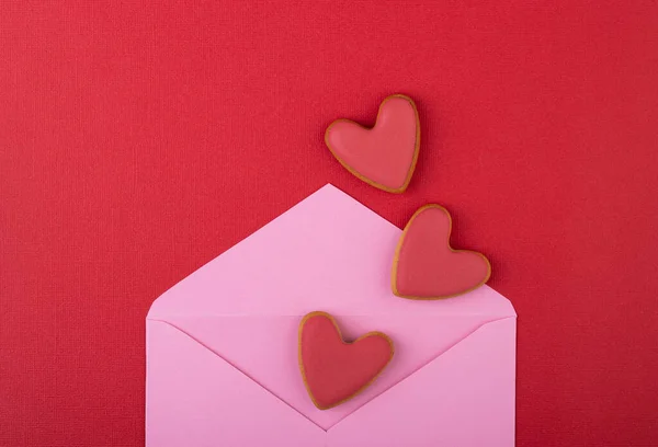 Aberto Envelope Rosa Vazio Com Pequenos Corações Vermelhos Fundo Vermelho — Fotografia de Stock