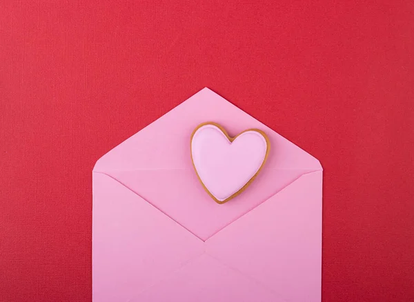 Offener Rosafarbener Umschlag Mit Rosa Herzen Auf Rotem Hintergrund Valentinstag — Stockfoto