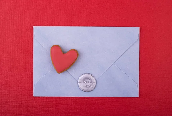 Üzerinde Aşk Damgası Olan Mavi Bir Zarf Kırmızı Arka Planda — Stok fotoğraf