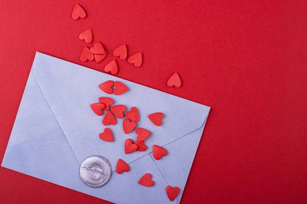 Üzerinde Aşk Damgası Kırmızı Arka Planda Küçük Kırmızı Kalpler Olan — Stok fotoğraf