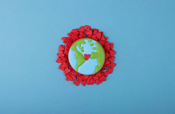 Piernikowa Planeta Ziemia Małymi Czerwonymi Sercami Niebieskim Tle Dzień Miłości — Zdjęcie stockowe