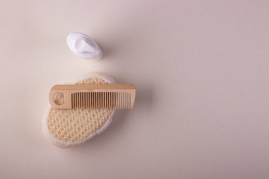 Sıfır atık banyo aksesuarı, doğal sisal fırça, ahşap tarak ve şampuan. Gezegenin saflığı kavramı