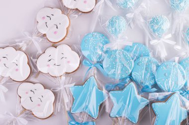 Zencefilli beyaz bulutlar ve şeffaf torbalarda mavi yıldızlar.