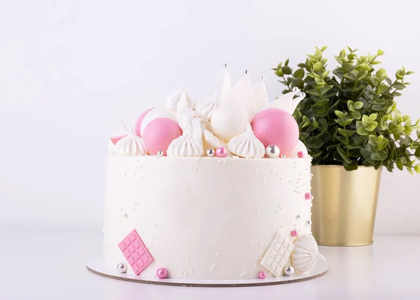 白い装飾クラウンの白い誕生日ケーキ 背景の緑の観葉植物は — ストック写真