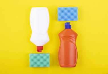 Temizlik ürünleri sarı arka planda, üst görünümde nolling göstermektedir. Temizlik ve temizlik kavramı