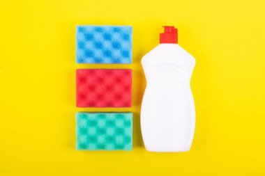 Temizlik ürünleri sarı arka planda, üst görünümde nolling göstermektedir. Temizlik ve temizlik kavramı