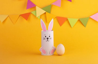 Paskalya yumurtalarından yapılmış el yapımı paskalya tavşanı. Mutlu Paskalyalar. Bahar Festivali