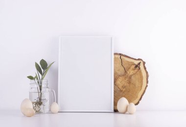 Beyaz metin çerçeveli paskalya arkaplanı ve beyaz masada tahta paskalya yumurtaları. iç paskalya arkaplanı