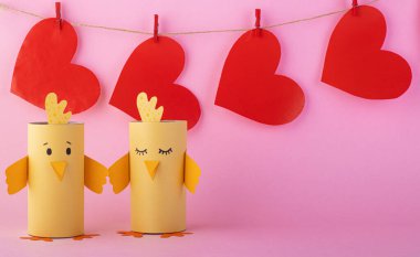 Pembe arka planda kağıttan yapılmış şirin Paskalya kuşları, el yapımı, mesaj için yer var. Paskalya arka planı. Mutlu Paskalyalar