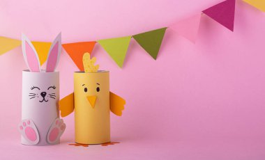 Kağıttan yapılmış şirin tavşan ve kuş. Mutlu Paskalyalar Ortodoks bayramı