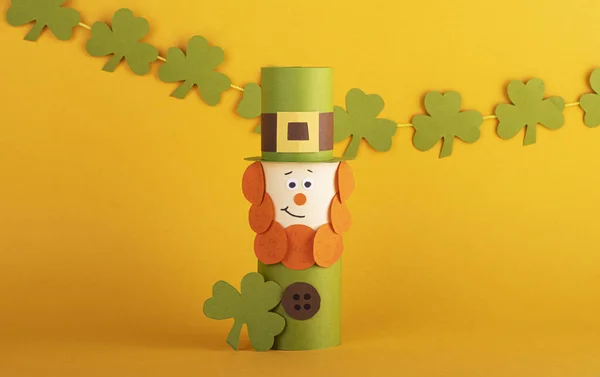 Leprechaun Fait Papier Fait Main Avec Trèfle Vert Quatre Feuilles — Photo