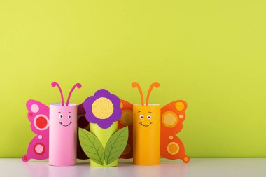 Tuvalet kağıdı tüpünden yapılmış güzel bir kelebek. bahar arkaplanı. geri dönüşüm