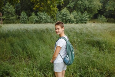 Doğada bir insan, ormanda yürüyor, aktif bir eğlence.