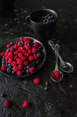 Ahududu ve yabanmersini, siyah arka planda, yabanmersini