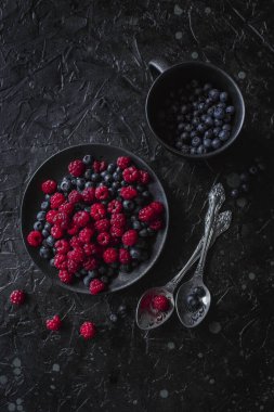 Ahududu ve yabanmersini, siyah arka planda, yabanmersini