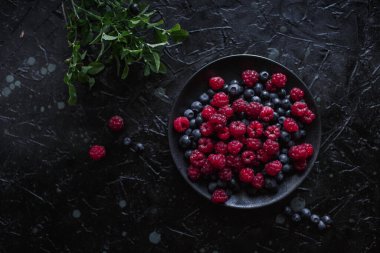 Ahududu ve yabanmersini, siyah arka planda, yabanmersini