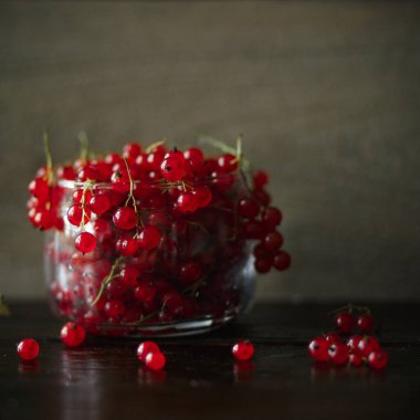 Frenk üzümü, ahşap bir masada böğürtlen, ahşap arka plan.
