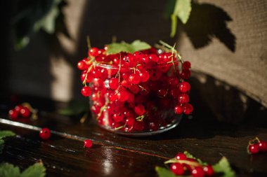 Frenk üzümü, ahşap bir masada böğürtlen, ahşap arka plan.