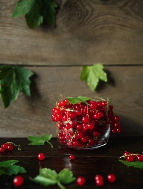 Frenk üzümü, ahşap bir masada böğürtlen, ahşap arka plan.