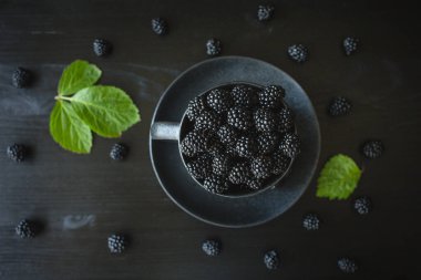 Böğürtlen, taze böğürtlen, siyah arkaplan, vejetaryen yemeği
