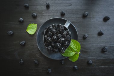 Böğürtlen, taze böğürtlen, siyah arkaplan, vejetaryen yemeği