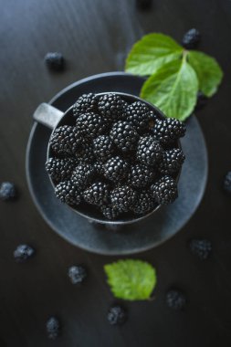 Böğürtlen, taze böğürtlen, siyah arkaplan, vejetaryen yemeği