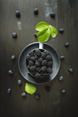 Böğürtlen, taze böğürtlen, siyah arkaplan, vejetaryen yemeği