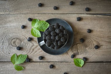 Böğürtlen, taze böğürtlen, ahşap arka plan, vejetaryen yemek