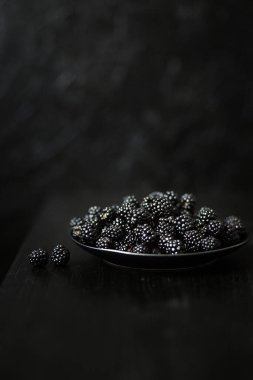 Böğürtlen, taze böğürtlen, siyah arkaplan, vejetaryen yemeği