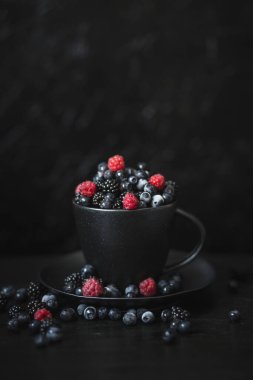 böğürtlen, yabanmersini, ahududu, taze böğürtlen, siyah arka plan, vejetaryen yemek